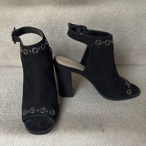 LIKE NEW SIMPLY VERA SUEDE SANDALS W/SILVER GROMMETS.